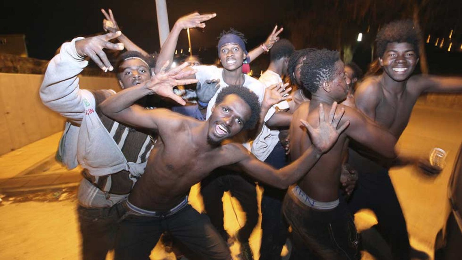 Más de 350 inmigrantes saltan la valla fronteriza en Ceuta