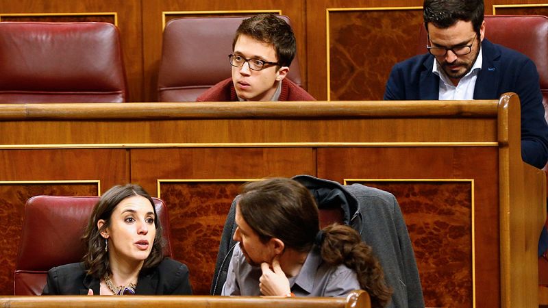 Montero ocupa el escaño de Errejón, que pasa a la segunda fila de la bancada de Podemos en el Congreso
