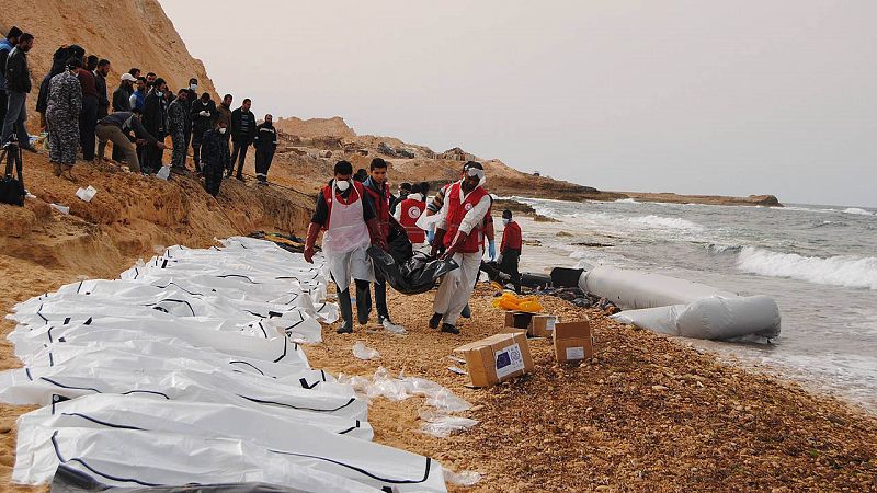 Hallan en una playa de Libia los cuerpos de 74 personas que intentaron cruzar el Mediterráneo