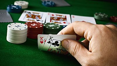 Las mañanas de RNE - 'Jugar bien tus cartas', cómo aplicar la estrategia del póker a la vida - Escuchar ahora