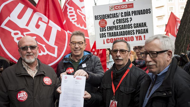 Los sindicatos se concentran frente a las sedes de la patronal para exigir una respuesta a la subida salarial de 2017