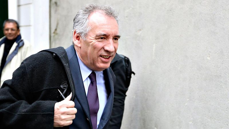 El centrista François Bayrou abandona la carrera presidencial en Francia y se une a Macron