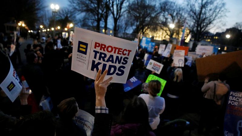 Trump anula una norma de Obama que permitía a los alumnos transexuales elegir baño en las escuelas