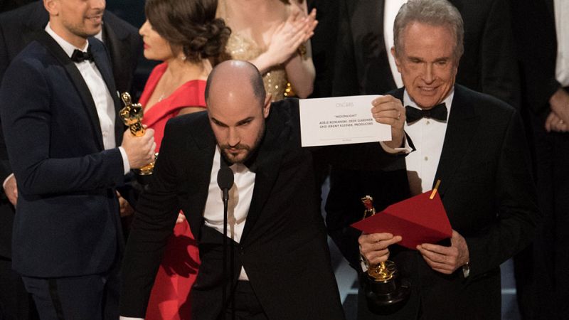 Chapuza en los Oscar: Dan por error el Oscar a 'La La Land' cuando había ganado 'Moonlight'