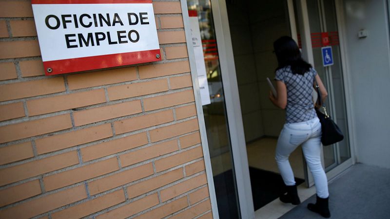 El número de parados registrados bajó en 9.355 personas en febrero hasta los 3.750.876