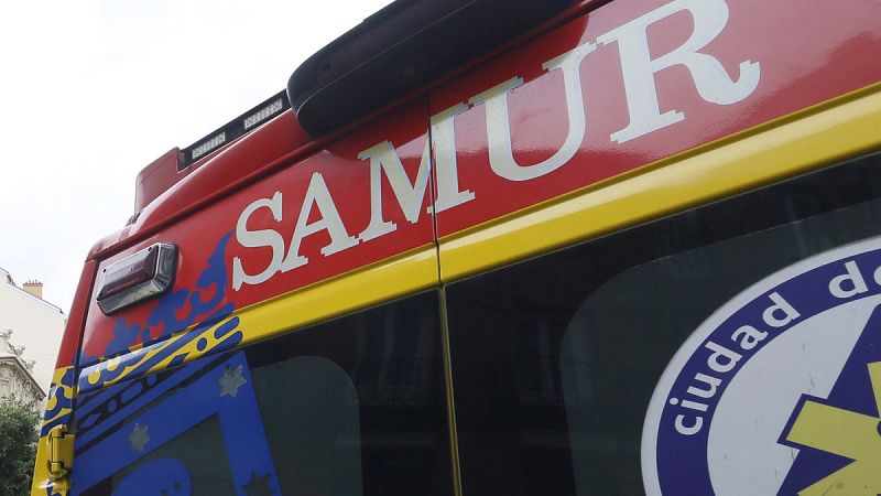 Un conductor para a ayudar a un motorista que había pinchado y éste le salva de un infarto