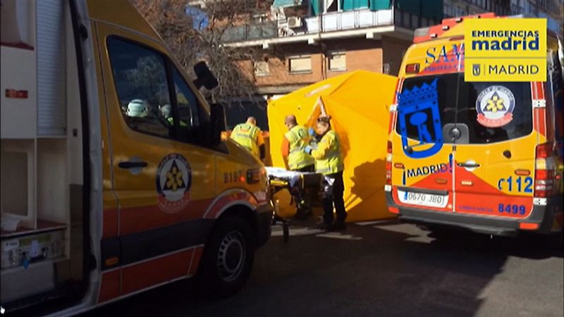 Hallan a una mujer degollada y a un hombre herido grave tras una explosión en una casa de Madrid