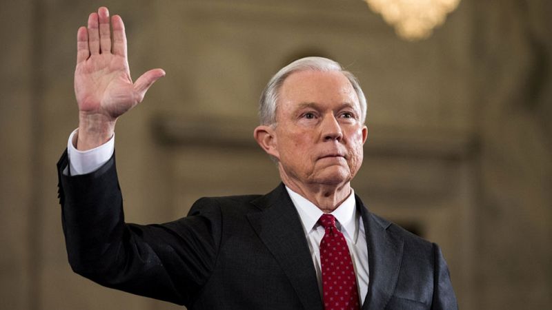 El fiscal general de Trump, Jeff Sessions, se reunió con el embajador ruso durante la campaña