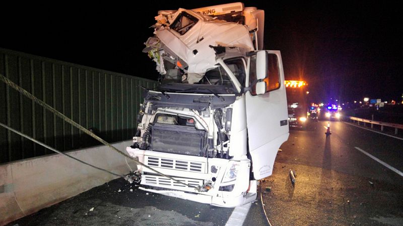 Una mujer muerta y 10 personas heridas al chocar un camión con un autobús en Murcia