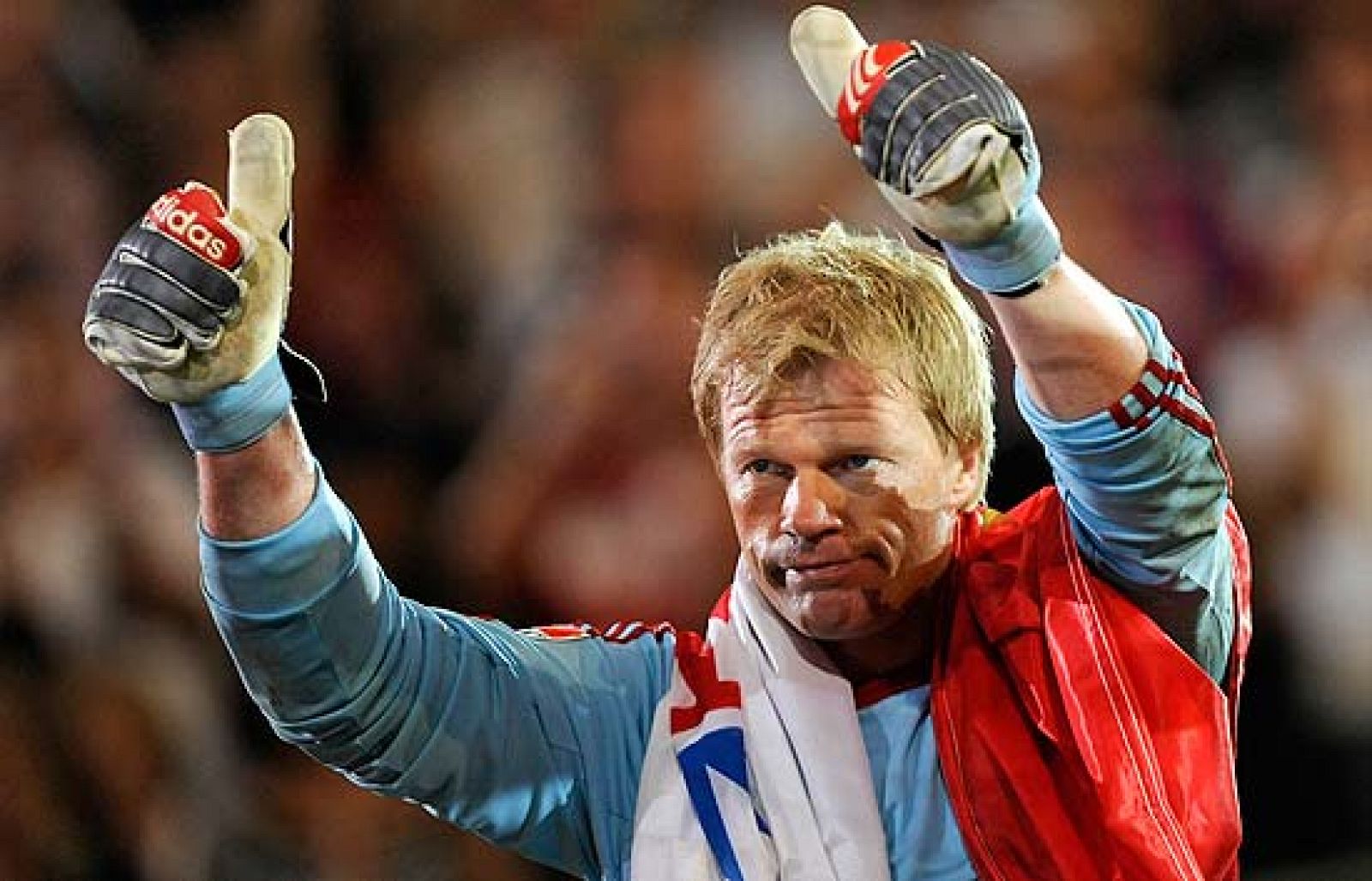 El portero alemán Oliver Kahn se despide del fútbol, a los 39 años de edad, en un partido-homenaje entre el Bayern Munich y un combinado alemán.