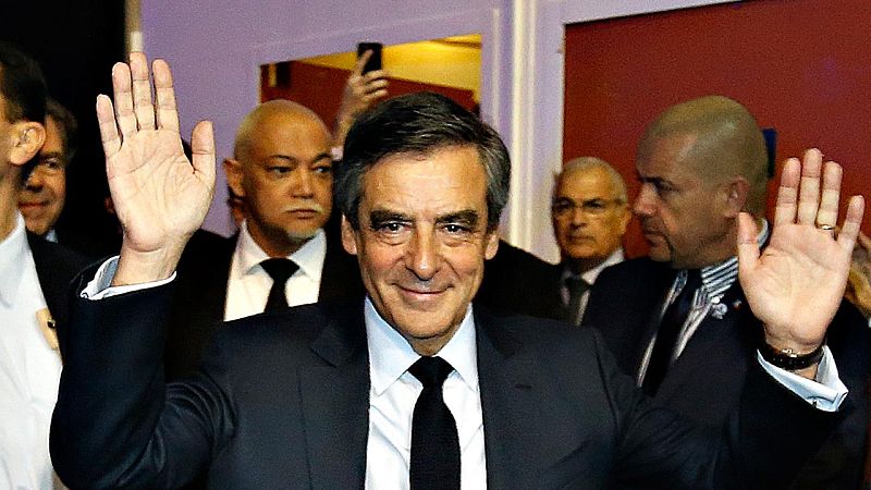 La policía registra la casa de Fillon en París mientras sufre decenas de deserciones en su partido