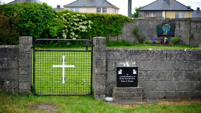 Hallan "gran número" de niños enterrados en una fosa de un convento irlandés