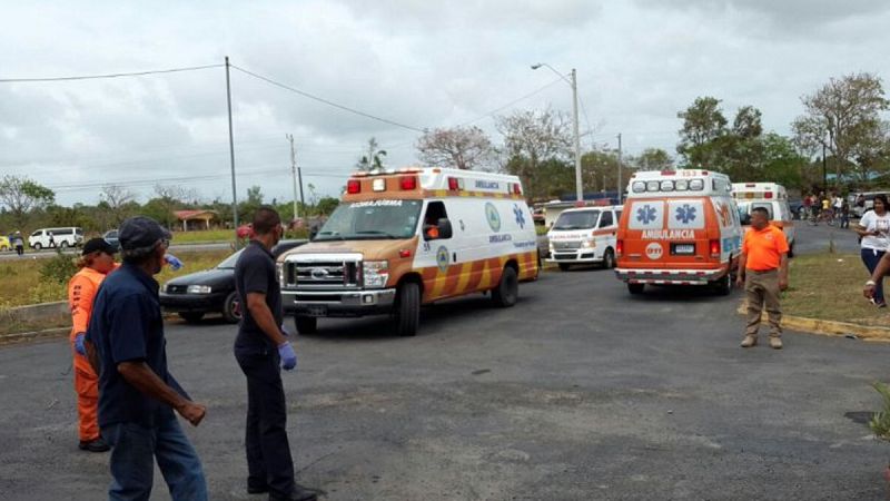 Al menos 17 muertos y medio centenar de heridos tras caer un autobús por un puente en Panamá