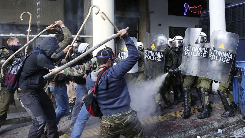 Enfrentamientos entre agricultores y policía en Atenas durante una protesta contra la subida de impuestos