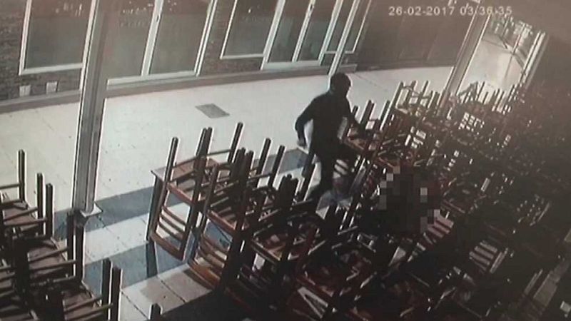 Detenido un hombre de 26 años por dar una paliza a su pareja, de 17 años, en plena calle