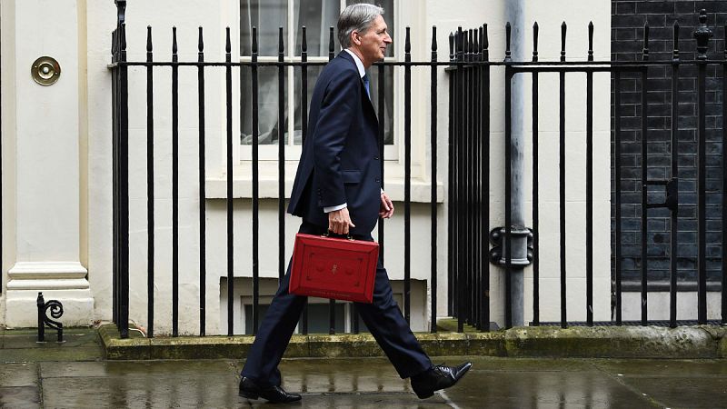 Reino Unido aumenta al 2% su previsión de crecimiento para 2017 por la mejora económica pese al 'Brexit'