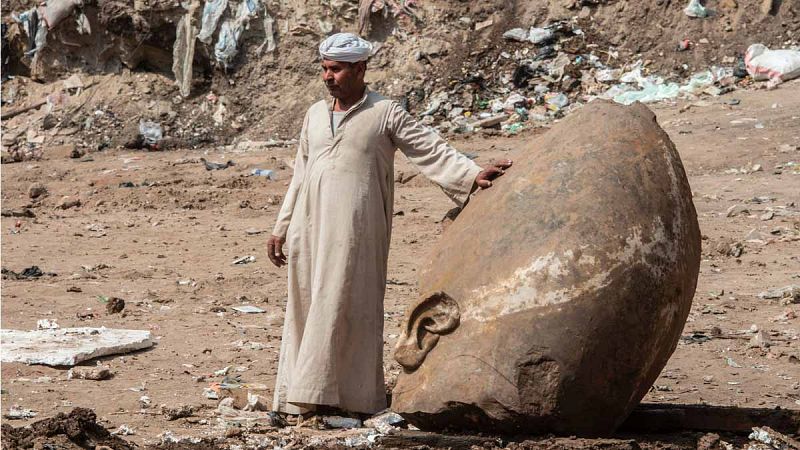 Hallan enterrado en un barrio de El Cairo un coloso que representaría a Ramsés II