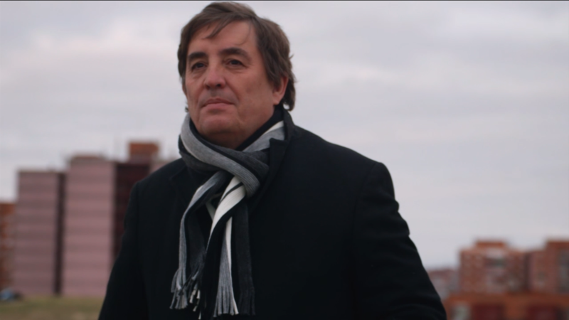 "Aunque t� no lo sepas": retrato del poeta Luis Garc�a Montero