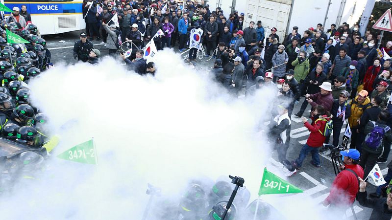 Aumentan a tres los muertos en las protestas tras la destitución de la presidenta surcoreana