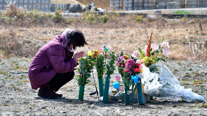 Japón recuerda en silencio a los miles de muertos de su peor terremoto seis años después