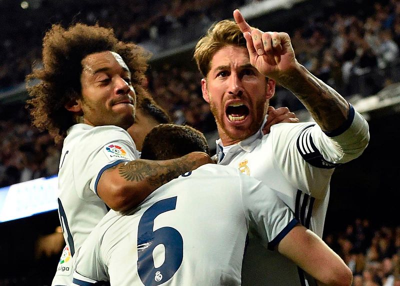 Ramos sale otra vez al rescate para devolver el liderato al Madrid