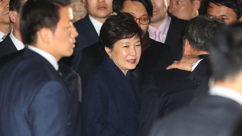 La expresidenta surcoreana dice que la verdad saldrá a la luz a su tiempo y abandona el palacio presidencial