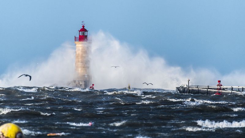 Un temporal de viento, lluvia, nieve y olas pone en alerta a 45 provincias