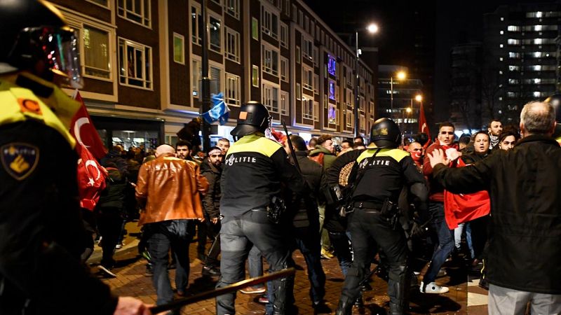 La Polica holandesa detiene con caones de agua una marcha de turcos en msterdam