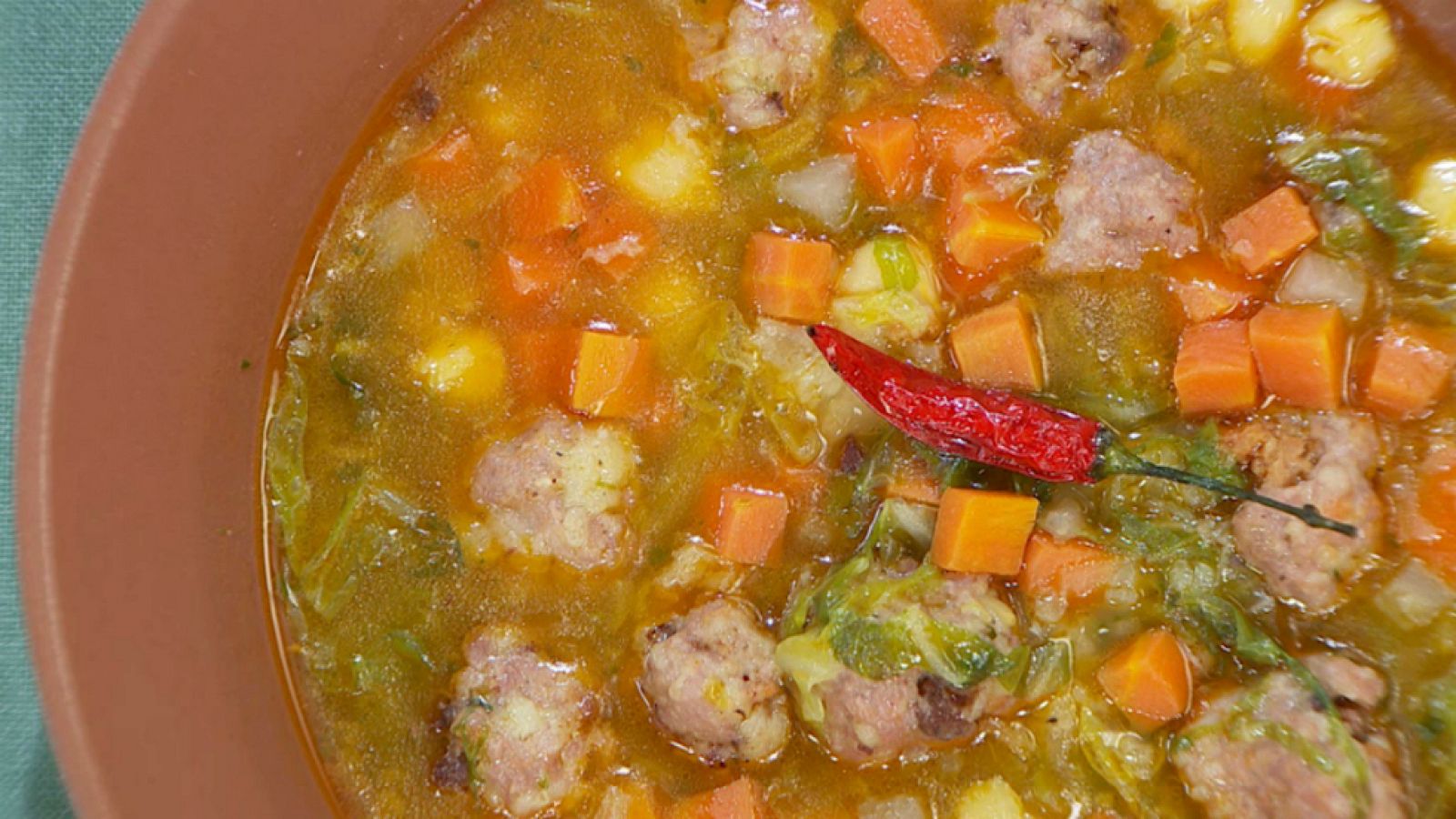 Torres en la cocina - Sopa de coles y pelotas de carne