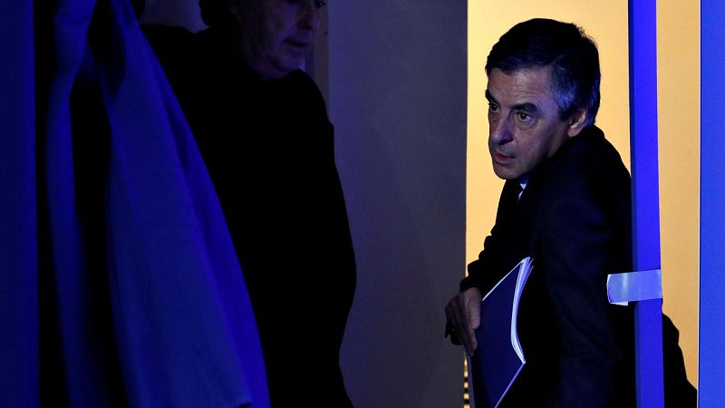 Fillon intenta relanzar su campaña tras desvelarse que le regalaron trajes por valor de decenas de miles de euros