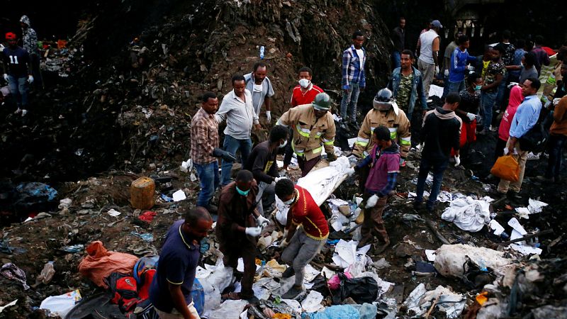 Padres y madres buscan a sus hijos en el vertedero de Etiopía: "Nadie nos está ayudando"