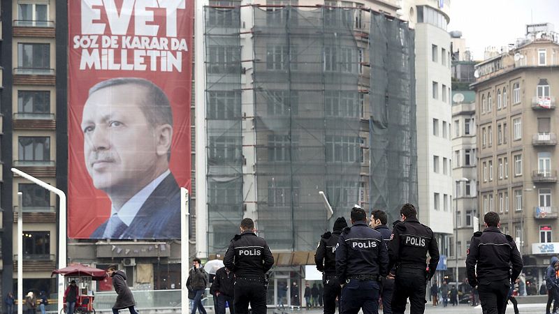 Erdogan eleva el tono ante Holanda: le acusa de "terrorismo de Estado" y recuerda la matanza de Srebrenica