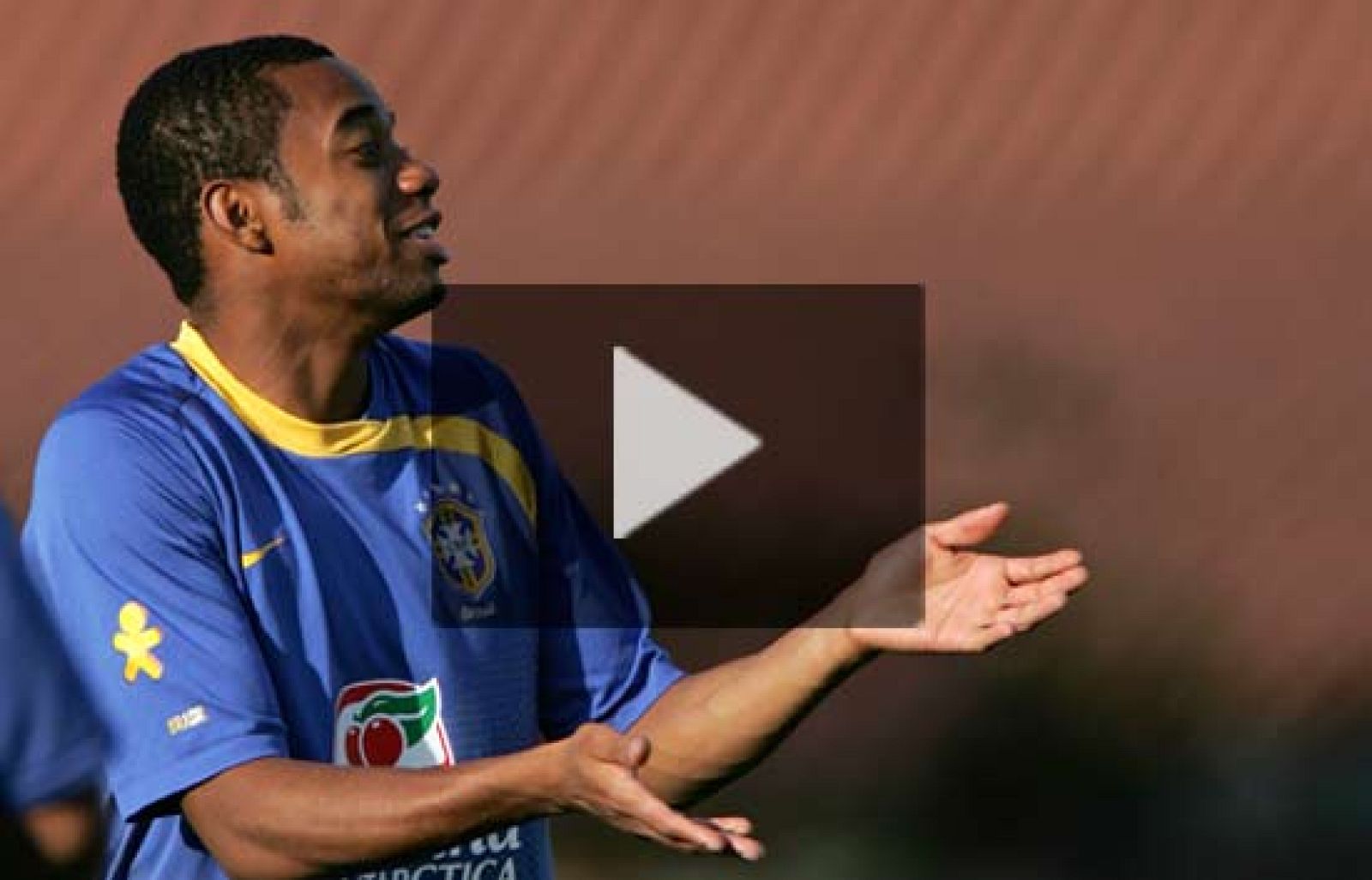 El delantero Robinho, recientemente fichado por el Manchester City, llega a la concentración de la selección brasileña en helicóptero. Pese a su estratosférico contrato y su llegada en aeronave, el astro brasileño no quiere vivir "una vida de lujo y