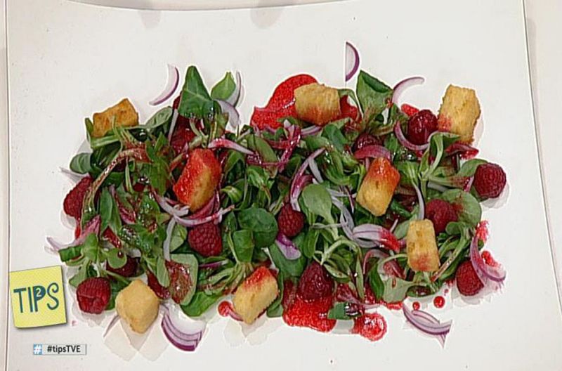 Receta de Ensalada de can�nigos, brie y frambuesas