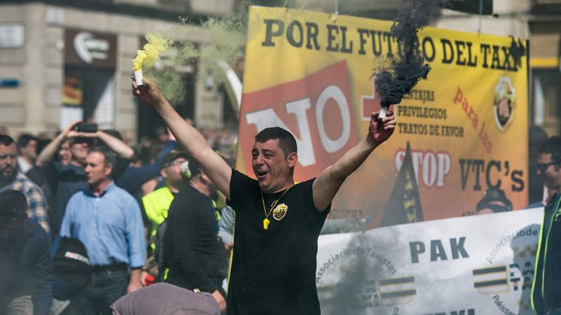 Miles de taxistas de Barcelona y Madrid se manifiestan contra la liberalización del sector