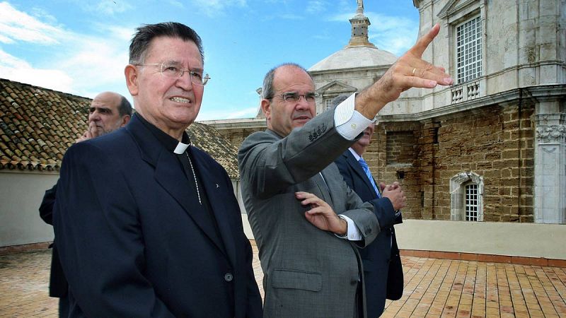 La juez cita como investigado al obispo emérito de Cádiz en el caso de los ERE