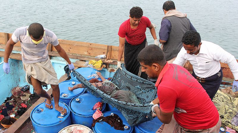 Un helicóptero de la coalición árabe acribilla un barco de refugiados y mata a 42 personas en Yemen
