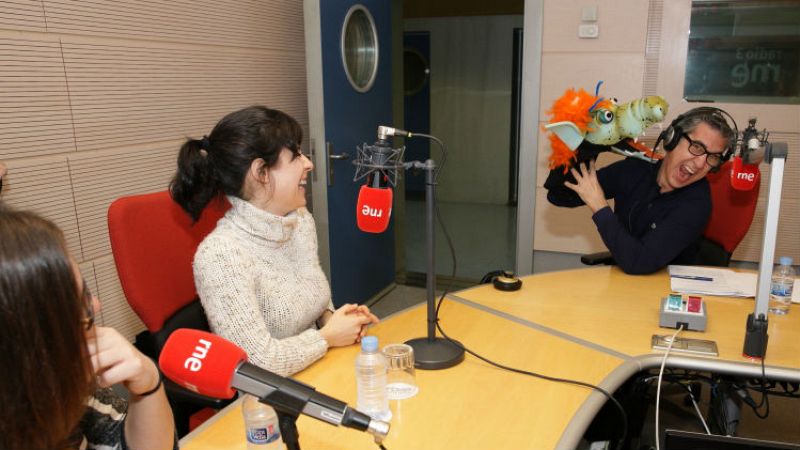 Teatrillo de títeres y marionetas en 'Memoria de delfín'