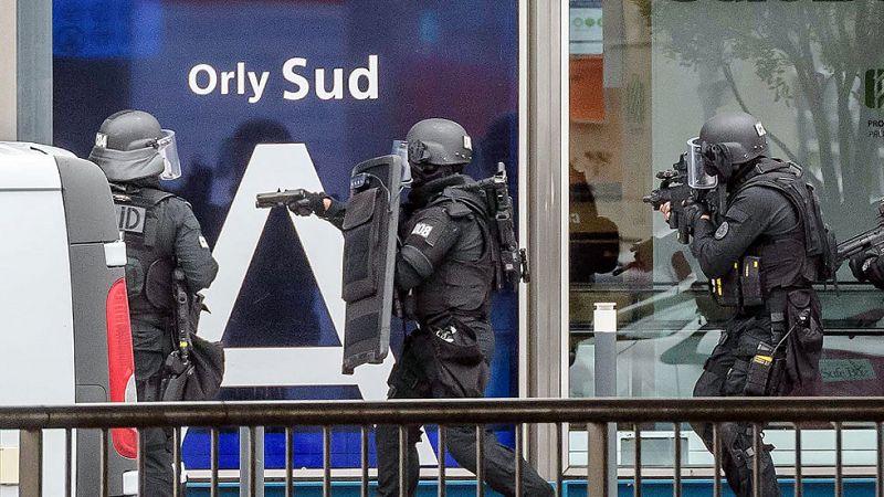 Abatido un hombre en el aeropuerto parisino de Orly que intentó arrebatar el arma a un soldado