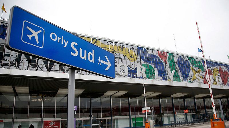 Cancelados dos vuelos en Barcelona y retrasos y desvíos en otros aeropuertos españoles por el tiroteo en Orly