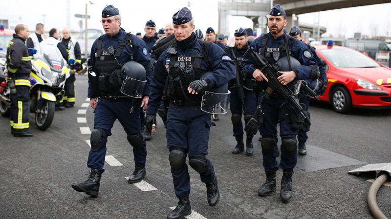 El agresor del aeropuerto de París dijo que quería "morir por Alá"