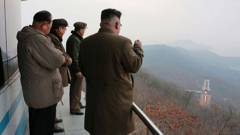 Corea del Norte prueba un nuevo motor de cohete en presencia del líder del regimen Kim Jong-un