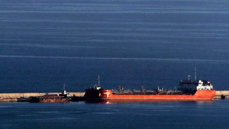 Dos tripulantes de un pesquero, desaparecidos tras chocar con un mercante ruso cerca de Barcelona