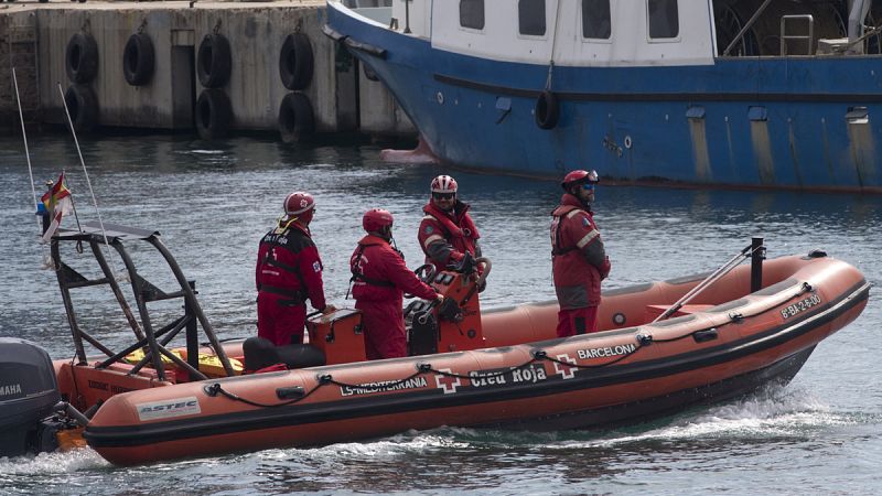 Localizado el pesquero hundido en Barcelona, aunque los dos marineros continúan desaparecidos