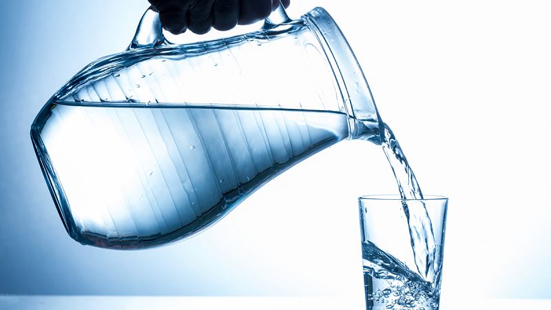 Toda agua es "ligera" y la del grifo, tan saludable como la envasada