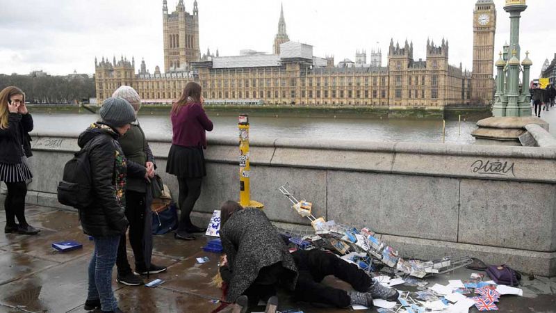 Un terrorista mata a tres personas a las puertas del Parlamento británico antes de ser abatido