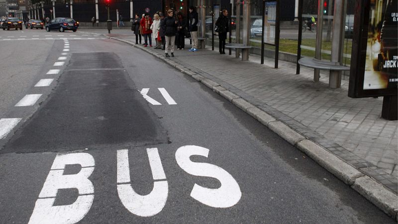 Madrid prohíbe a las motos el uso del carril bus de la Castellana para evitar accidentes