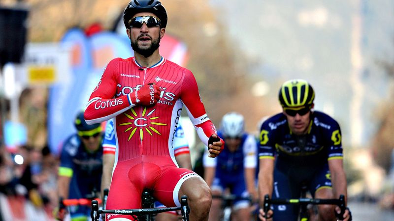 Bouhanni bate a Cimolai para estrenarse en la Volta