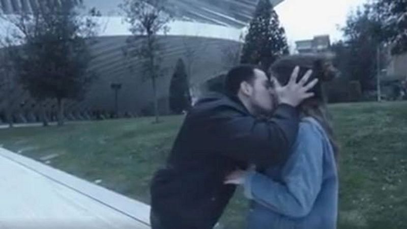 Imputado por abuso sexual el 'youtuber' de Oviedo que besaba a chicas sin su consentimiento