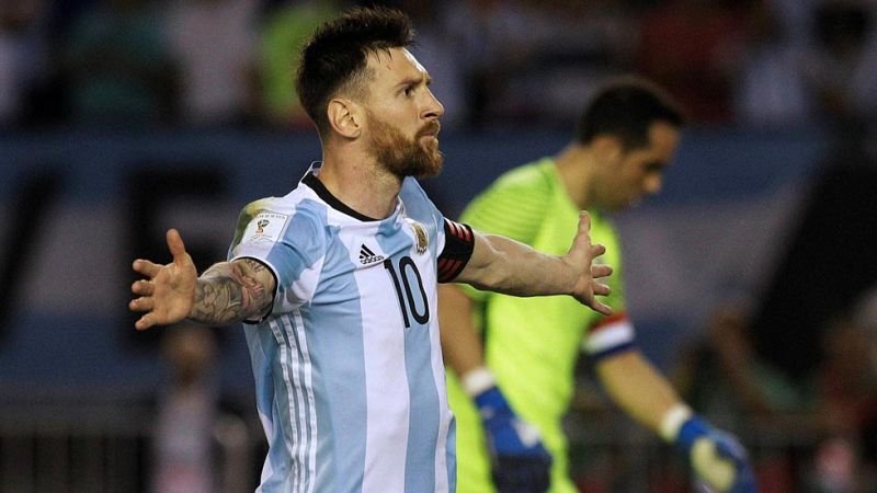 Argentina gana con un polémico penalti y Brasil golea a Uruguay